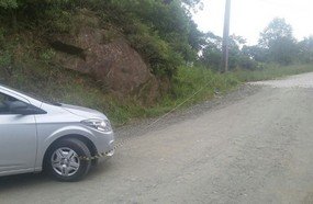 Argentina morre atropelada ao tentar empurrar o carro atolado