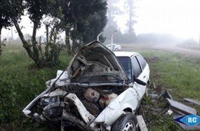 Condutor fica ferido após sair da pista e colidir contra cerca