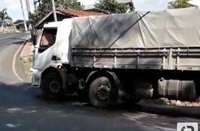 Caminhão fica atravessado em curva de Herval d´Oeste