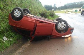 Veículo com placas de Joaçaba capota em Concórdia