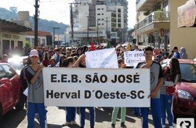 Escola São José realiza manifesto em apoio aos caminhoneiros