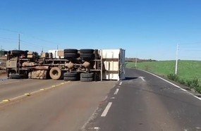 Caminhão caçamba tomba entre Capinzal e Zortéa