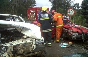 Colisão frontal deixa motorista preso às ferragens
