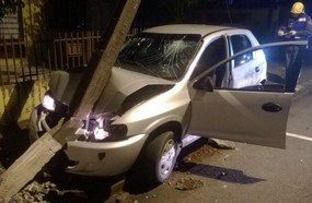Motorista embriagado derruba poste em Campos Novos