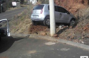 Motorista embriagado colide em barranco em Herval d´Oeste