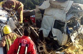 Colisão entre carreta e caminhão deixa dois feridos na BR-153