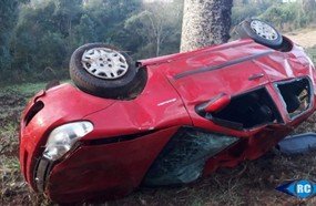 Motorista capota veículos após sair da pista na SC-150