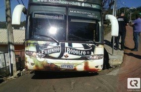 Ônibus fica entalado ao entrar no Acesso Adolfo Ziguelli