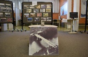 Exposição sobre a ponte Emílio Baumgart na Biblioteca da Unoesc