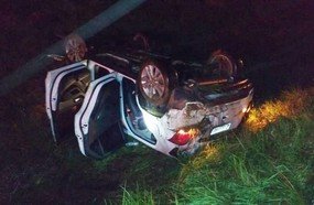 Veículo com três pessoas capota em Catanduvas
