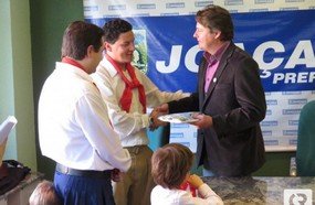 Prefeito recepciona músicos de Joaçaba que vão se apresentar na China