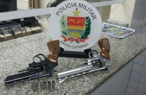 Homem é preso com dois revólveres após disparos em Catanduvas