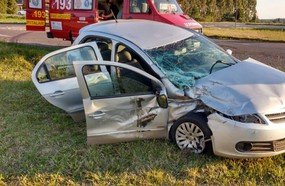 Colisão entre carro e carreta deixa três feridos no trevão de Irani
