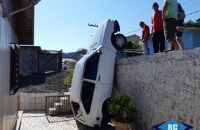 Veículo desanda e cai em pátio de residência em Capinzal