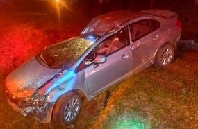 Veículo fica destruído em capotamento na SC-452