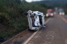 Veículo fica destruído em capotamento na SC-452