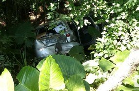 Veículo despenca em barranco após colisão na Caetano Branco