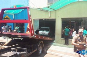 Veículo invade loja e causa prejuízos de R$ 30 mil em Ouro