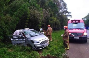 Colisão entre caminhão e carro mata mulher na BR-282