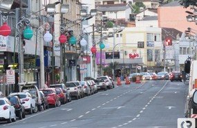 Avenida XV de Novembro é fechada para abertura do Natal