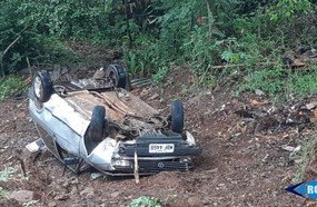 Veículo é encontrado capotado em ribanceira