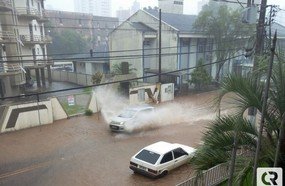 Chuva forte alaga ruas novamente em Joaçaba