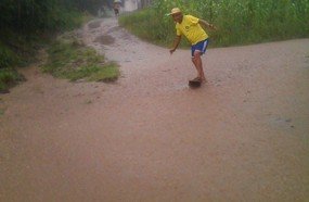 Bela Vista? Morador surfa em rua alagada ironizando situação