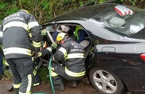 Colisão frontal deixa motorista preso às ferragens em Joaçaba