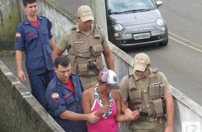 Mulher tenta se jogar da passarela em Herval d´Oeste