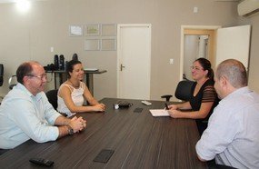 Prefeito recebe da Unoesc croqui da Escola em Tempo Integral