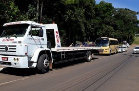 Ônibus é guinchado por estacionamento irregular