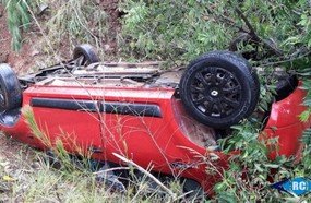 Veículo com casal e criança capota no interior de Ouro