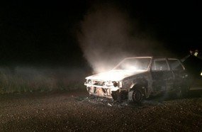 Veículo é consumido por incêndio em Campos Novos