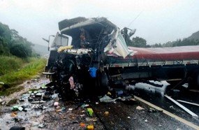 Acidente envolveu cinco veículos e matou uma pessoa no sábado na BR-153