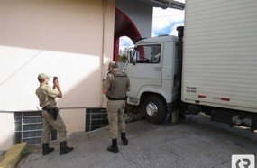 Caminhão sem freio atinge residência no centro de Joaçaba