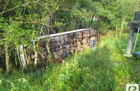 Seguranças protegem carga de caminhão tombado em Joaçaba