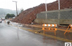 Muro desaba e interdita parte da Rua Santos Dumont em Herval