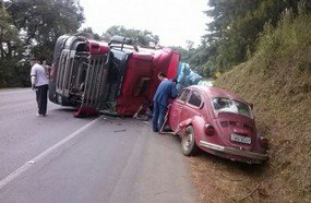 Carreta tomba e atinge Fusca na BR-282 em Joaçaba