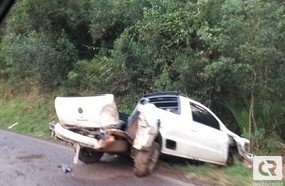 Saveiro é atingida por carreta após rodar na pista na BR-282