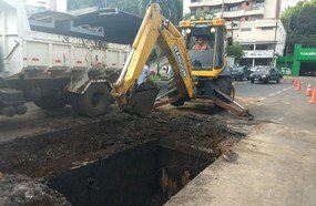Prefeitura inicia recuperação do asfalto na rotatória