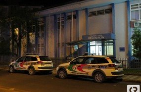 Homem é preso após desferir dois golpes de facão na esposa