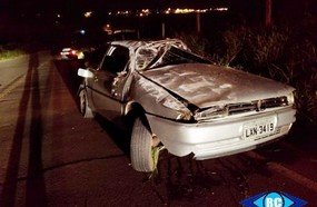Condutor capota veículo durante a madrugada na SC-467