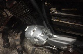Morador flagra dupla furtando gasolina de sua moto