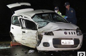 Colisão entre veículos deixa mulher presa às ferragens em Joaçaba