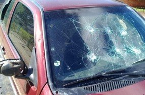 Mulher danifica o próprio veículo após ser autuada