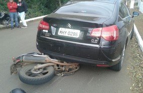 Motociclista fica ferido ao colidir em traseira de veículo