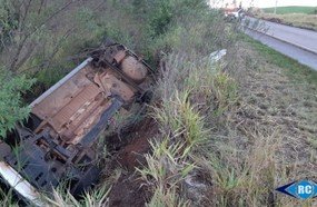 Carro sai da pista e capota na SC-467, em Capinzal