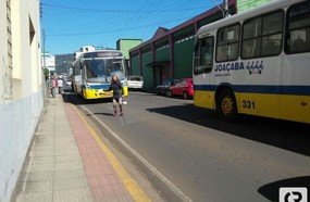 Mulher descontrolada invade pista e arremessa bíblia contra veículos
