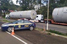 PRF flagra veículos com excesso de dimensões em Concórdia