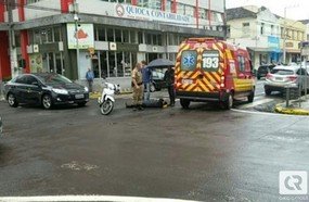 Colisão entre carro e moto no centro de Joaçaba